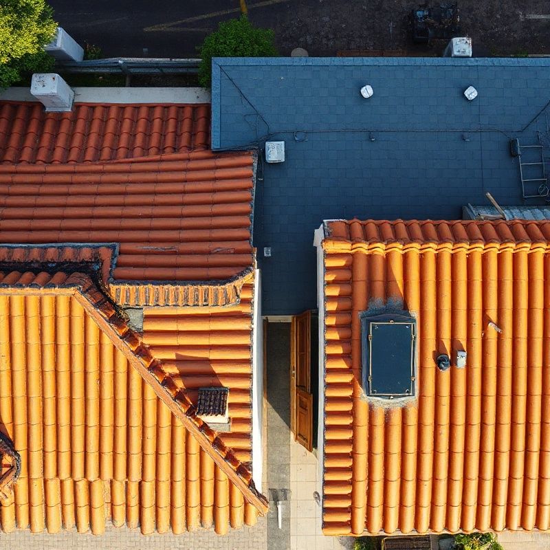 Vista aérea de distintos tipos de cubierta en un bloque residencial de Murcia